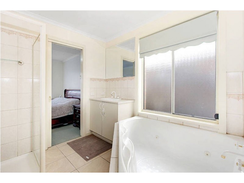 9 Spence Avenue, Roxburgh Park VIC 3064