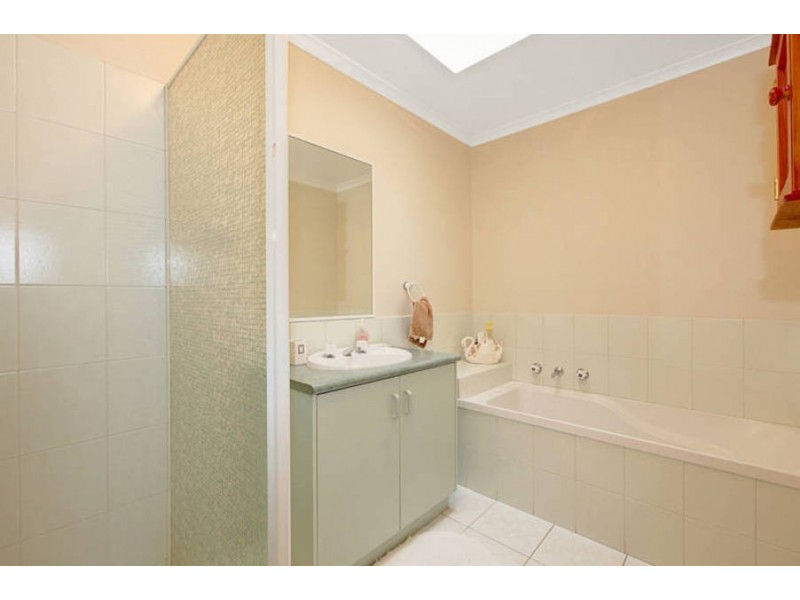 4 Manton Place, Roxburgh Park VIC 3064