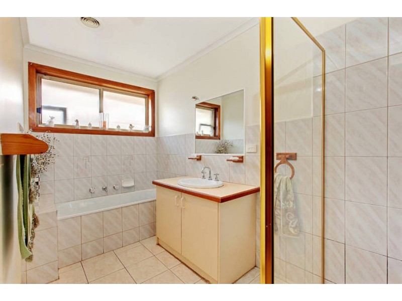 2/54 Bicentennial Crescent, Meadow Heights VIC 3048