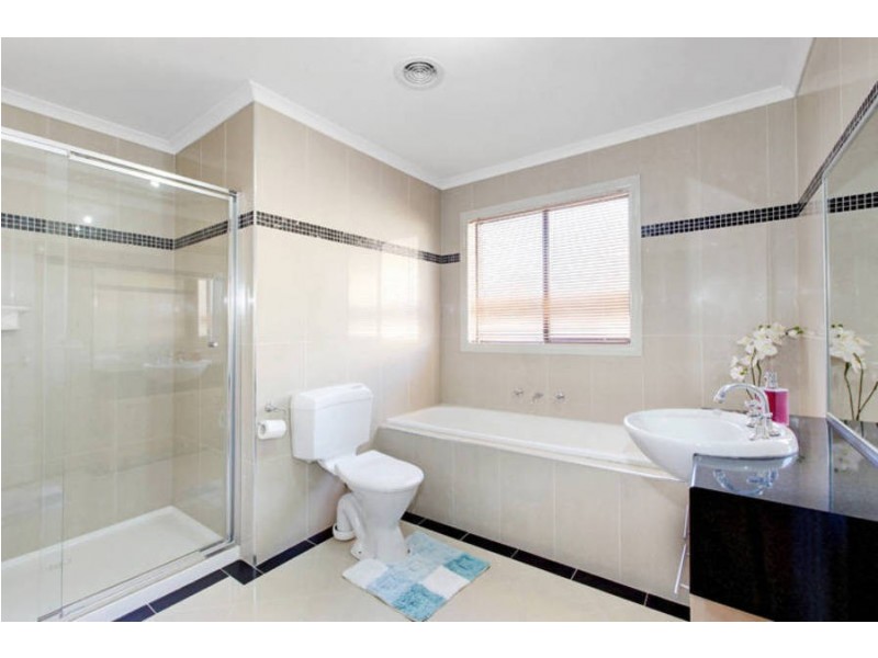 4 Bickerton Way, Roxburgh Park VIC 3064