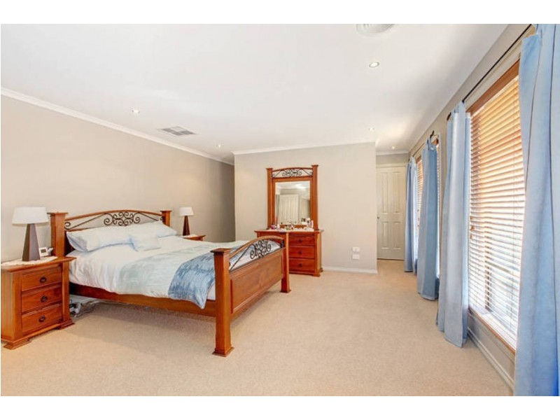 4 Bickerton Way, Roxburgh Park VIC 3064