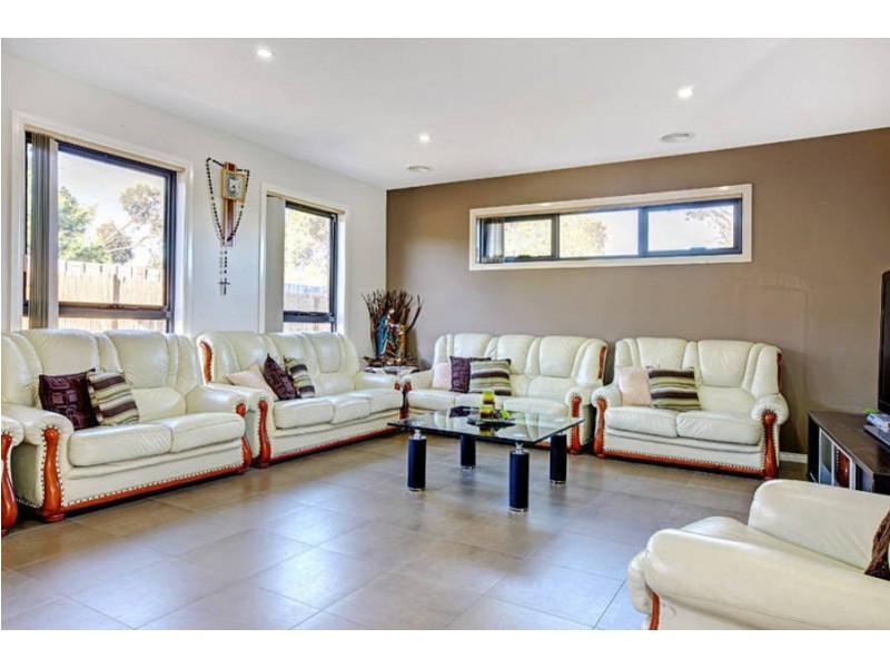 2/6 Mitchell Crescent, Meadow Heights VIC 3048