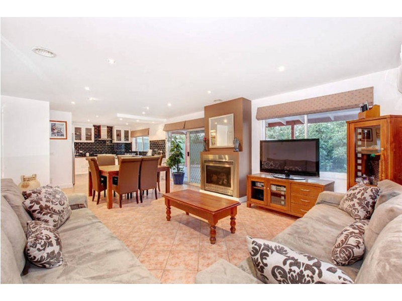 16 Plumpton Avenue, Oak Park VIC 3046