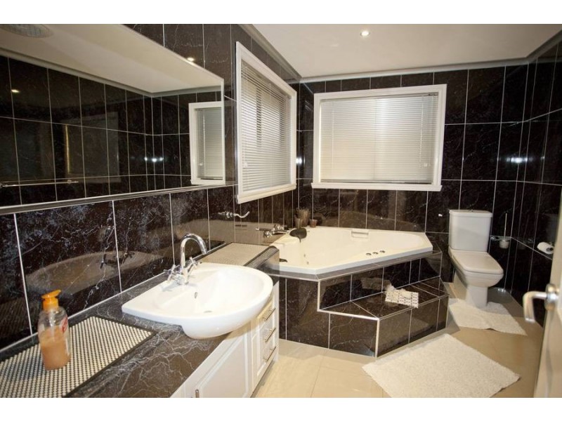 6 Mellor Rise, Roxburgh Park VIC 3064