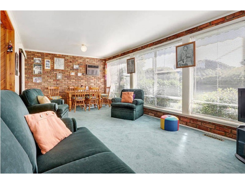 19 Lorraine Crescent, Jacana VIC 3047