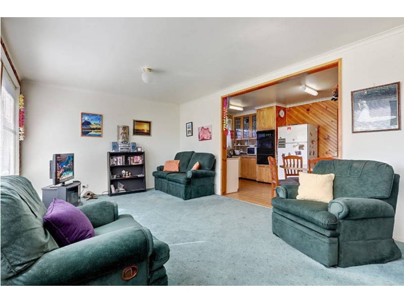 19 Lorraine Crescent, Jacana VIC 3047