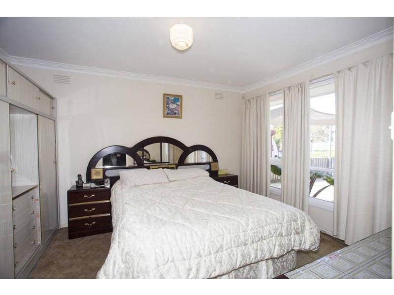 40 Robins Avenue, Reservoir VIC 3073