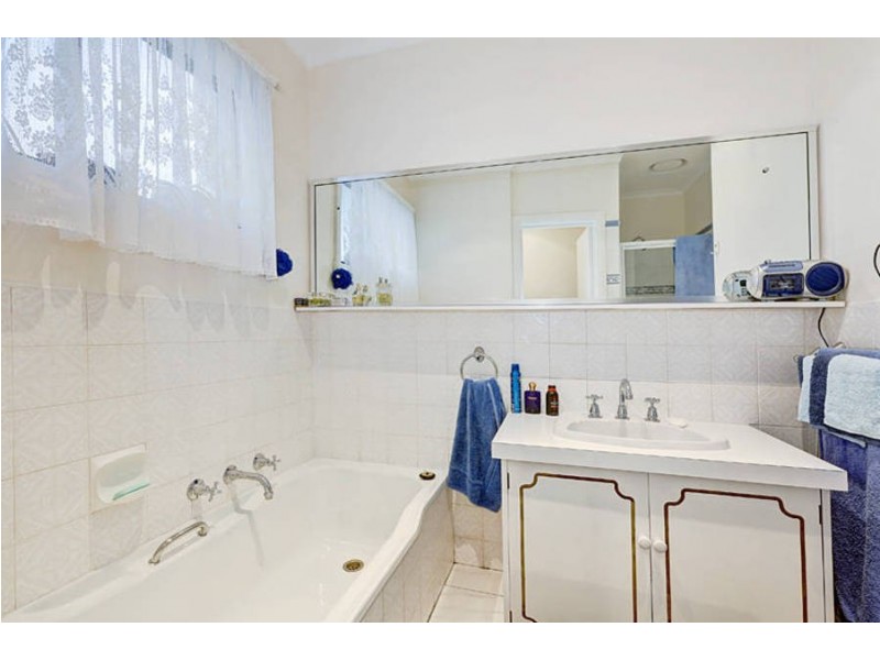 122 Outlook Drive, Glenroy VIC 3046