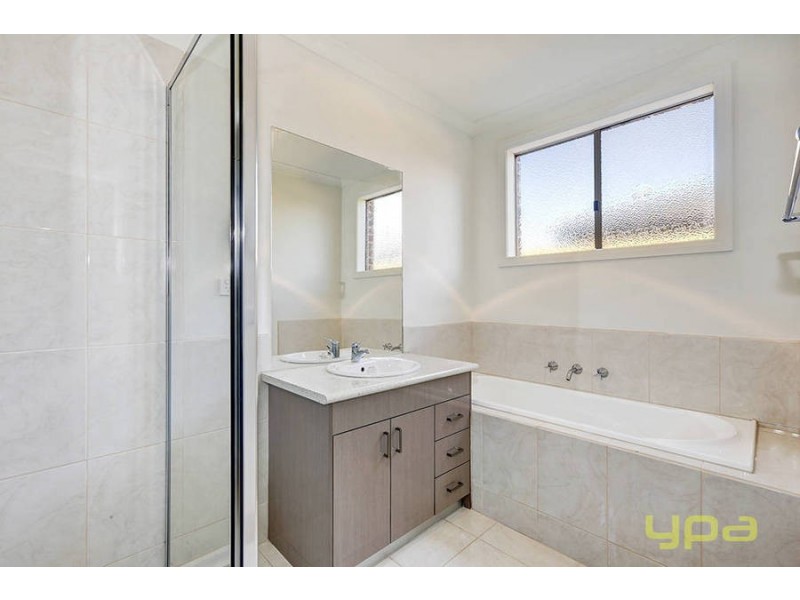 16A Gillingham Avenue, Craigieburn VIC 3064