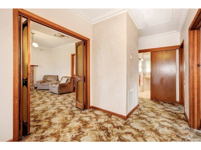8 Mackinnon Grove, Glenroy VIC 3046