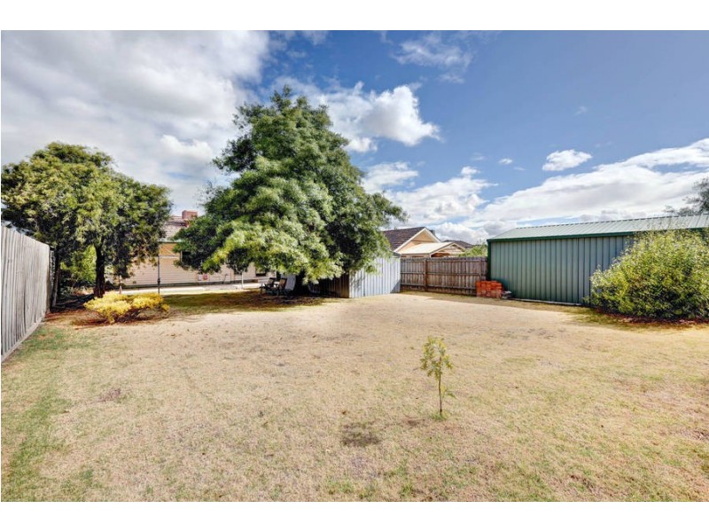 8 Mackinnon Grove, Glenroy VIC 3046