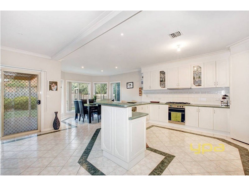 18 McGinness Avenue, Roxburgh Park VIC 3064