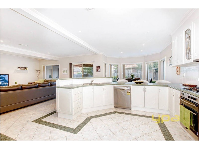 18 McGinness Avenue, Roxburgh Park VIC 3064