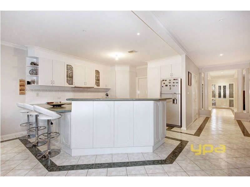 18 McGinness Avenue, Roxburgh Park VIC 3064