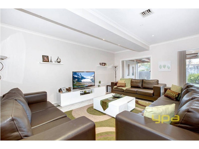 18 McGinness Avenue, Roxburgh Park VIC 3064