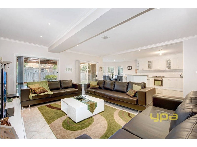 18 McGinness Avenue, Roxburgh Park VIC 3064