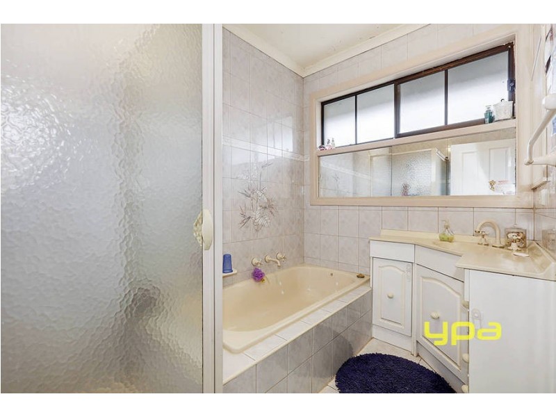 8 EMERALD STREET, Dallas VIC 3047