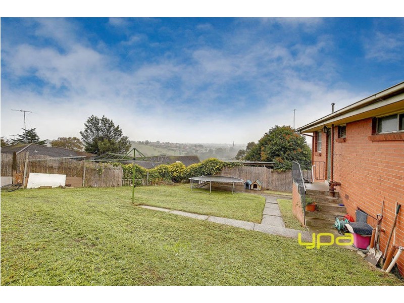 17 Hendricks Crescent, Jacana VIC 3047