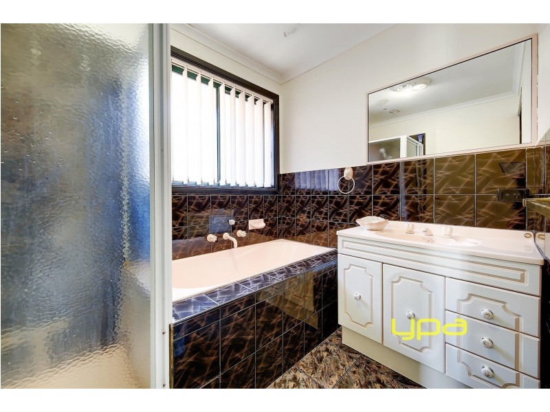 2/9 Berringa Court, Meadow Heights VIC 3048