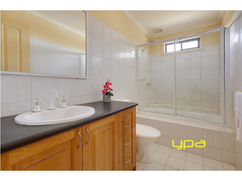 17 Franklin Avenue, Roxburgh Park VIC 3064