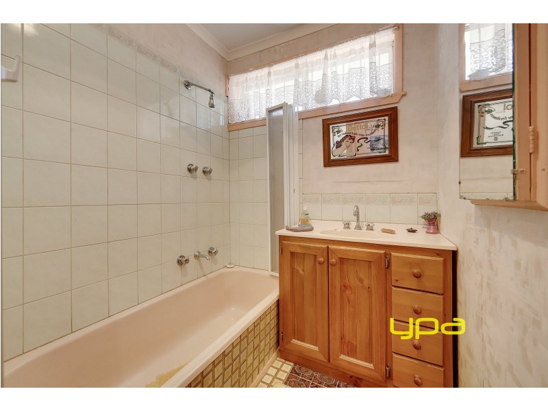 6 Lorraine Crescent, Jacana VIC 3047