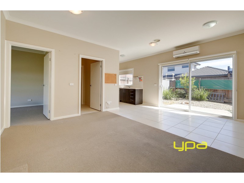 118 James Mirams Drive, Roxburgh Park VIC 3064
