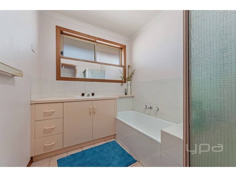 2/11 Elgata Close, Meadow Heights VIC 3048