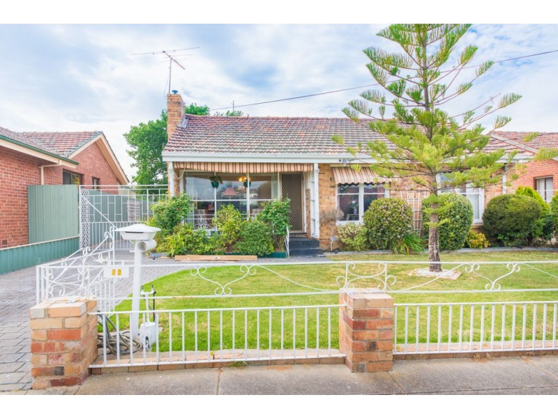 22 Hales Crescent, Jacana VIC 3047