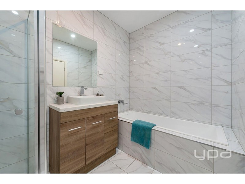 16 Moonee Boulevard, Glenroy VIC 3046