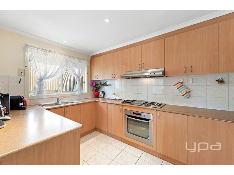 2/11 Malmsbury Drive, Meadow Heights VIC 3048