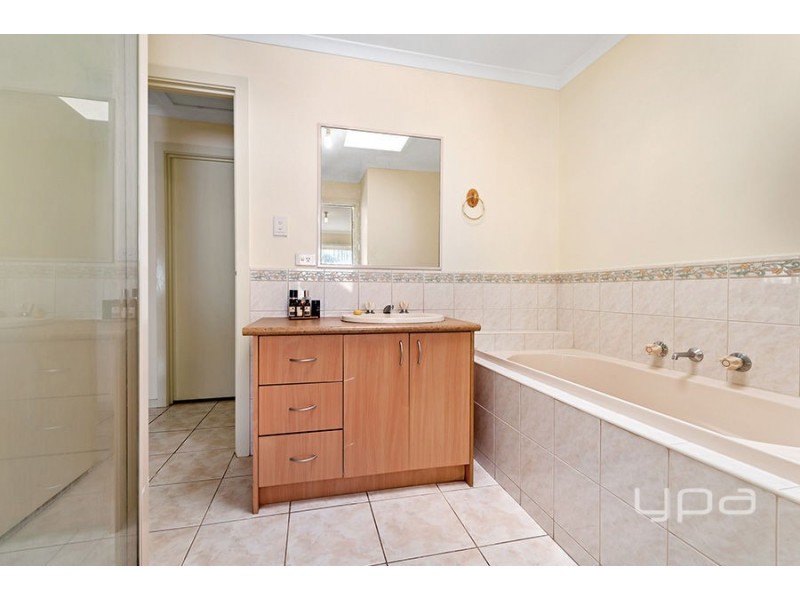 2/11 Malmsbury Drive, Meadow Heights VIC 3048