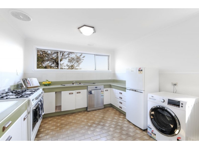 22 Hendricks Crescent, Jacana VIC 3047