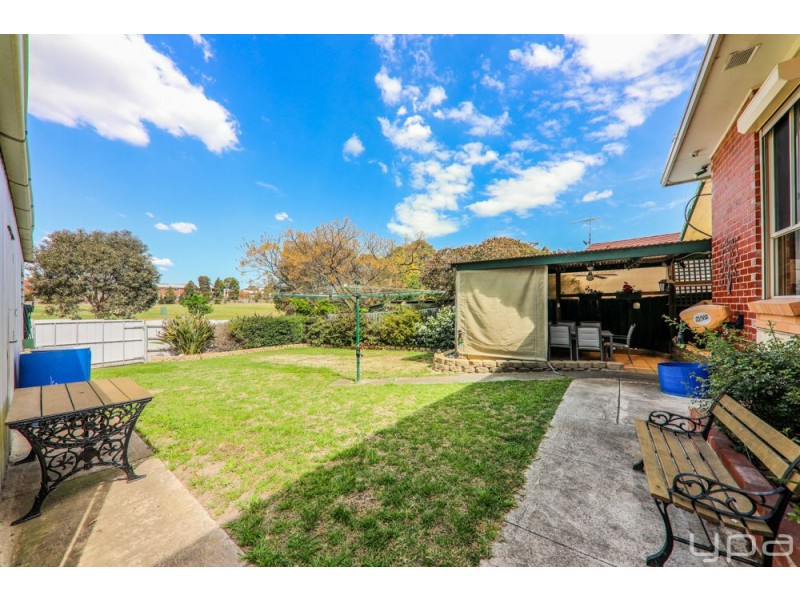 9 Lorraine Crescent, Jacana VIC 3047