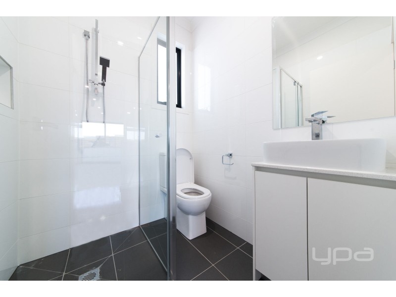 4/11 Gladstone Pde, Glenroy VIC 3046