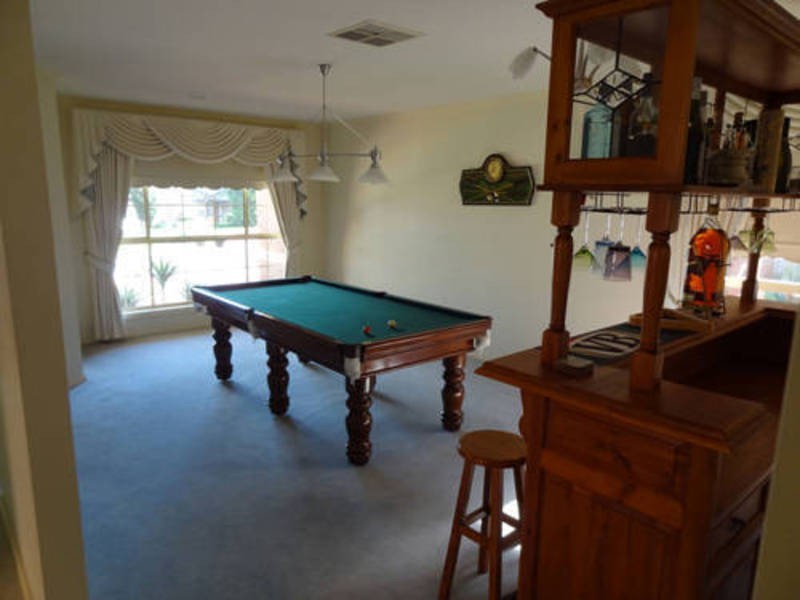 4 Greensted Grove, Roxburgh Park VIC 3064