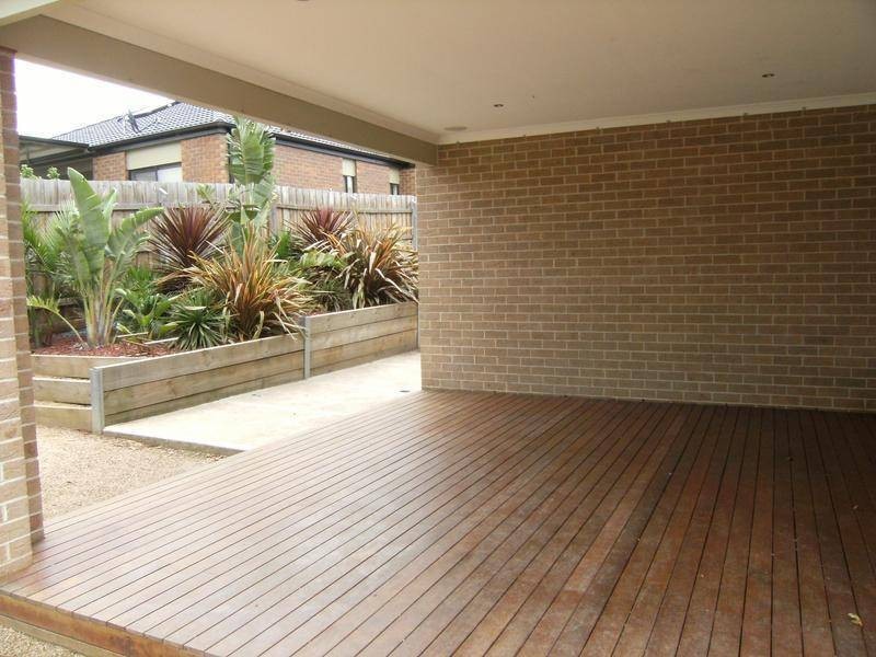 31 Tiffany Cres, Roxburgh Park VIC 3064