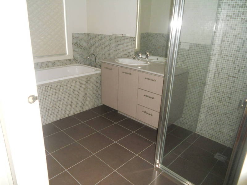 31 Tiffany Cres, Roxburgh Park VIC 3064