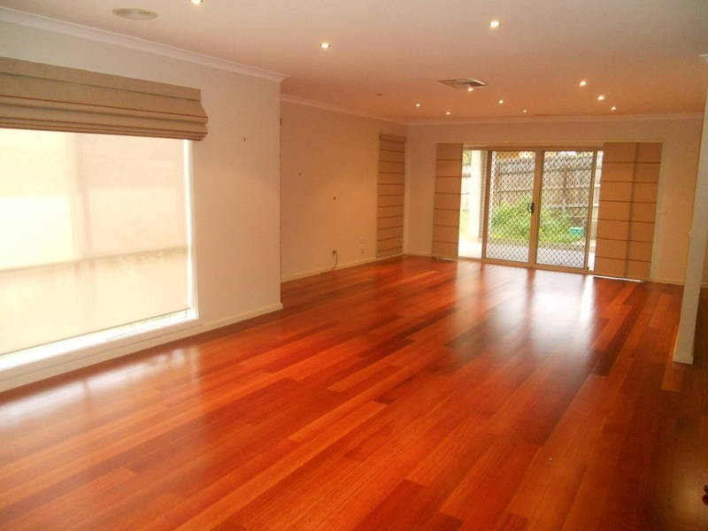 31 Tiffany Cres, Roxburgh Park VIC 3064