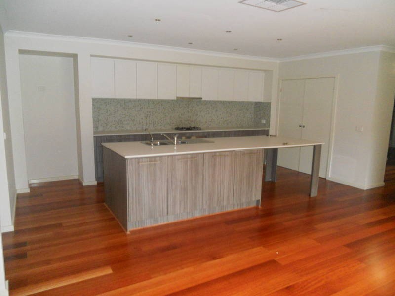 31 Tiffany Cres, Roxburgh Park VIC 3064