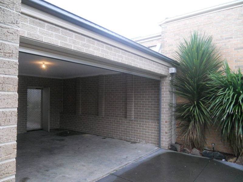 31 Tiffany Cres, Roxburgh Park VIC 3064