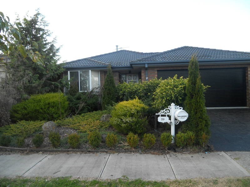 39  Rio Grande Dr, Roxburgh Park VIC 3064
