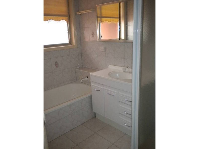 2 Power Close, Gladstone Park VIC 3043