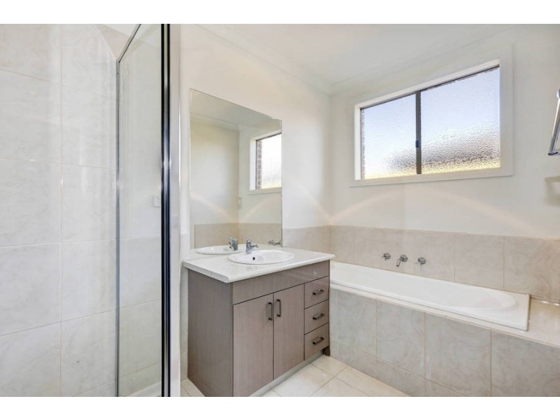 16a Gillingham Cres, Craigieburn VIC 3064