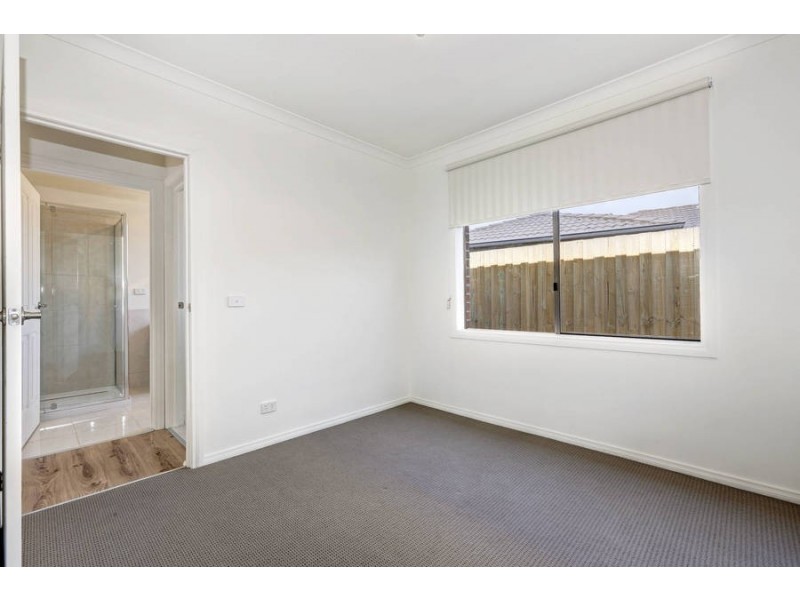 16a Gillingham Cres, Craigieburn VIC 3064