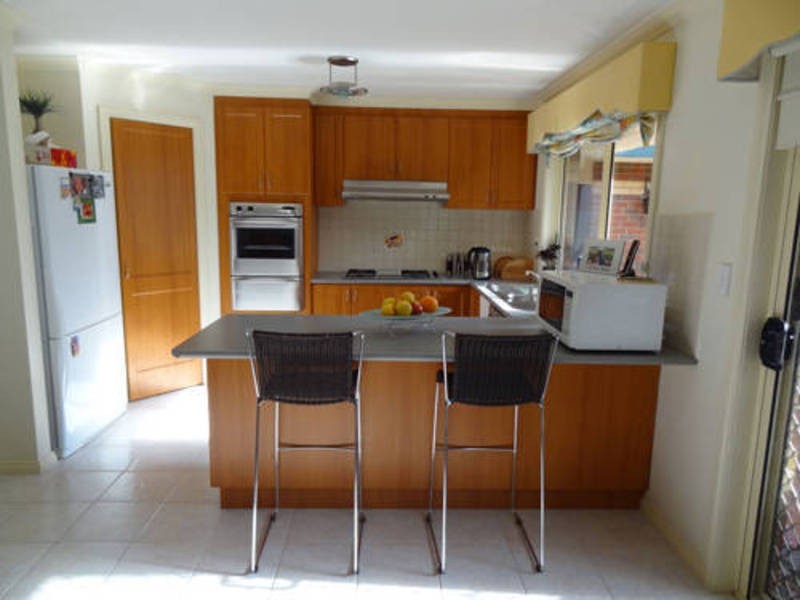 4 Greensted Grove, Roxburgh Park VIC 3064