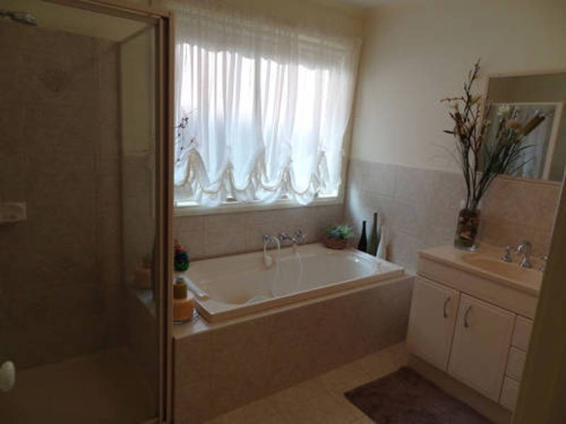 4 Greensted Grove, Roxburgh Park VIC 3064