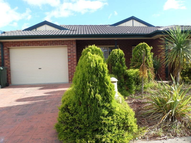27 Wrigley Crescent, Roxburgh Park VIC 3064