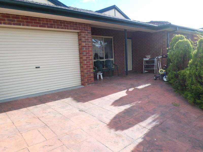 27 Wrigley Crescent, Roxburgh Park VIC 3064