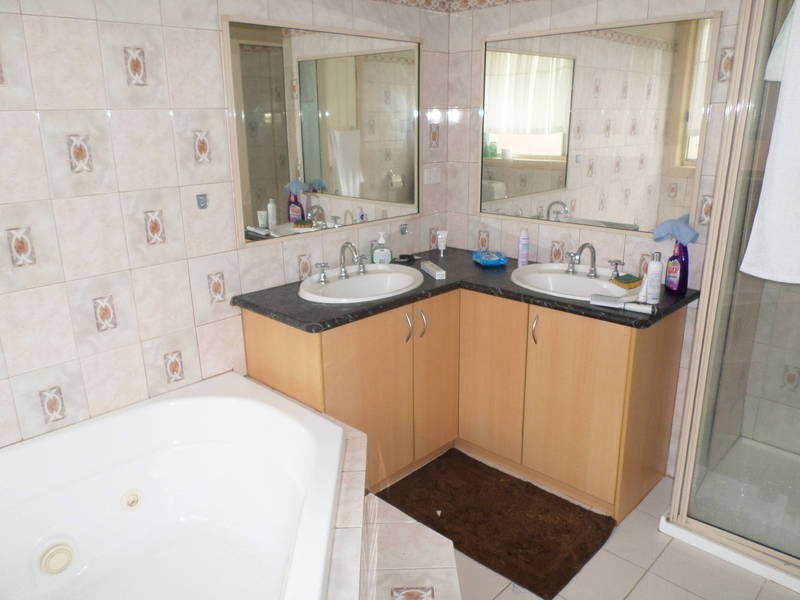 2 Taplin Way, Roxburgh Park VIC 3064