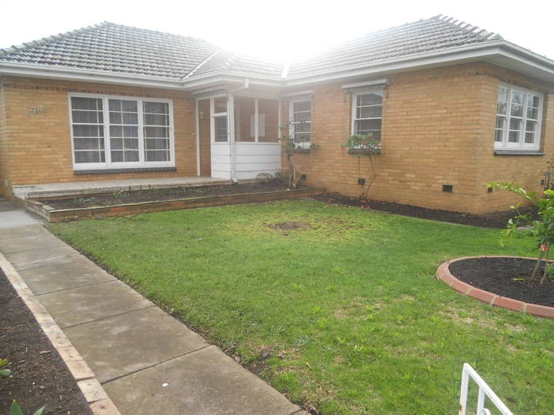 18 ANSELM GROVE, Glenroy VIC 3046